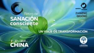 Una flor de loto verde con fondo azul, y letras sobre el retiro de sanación en China, dos logotipos en negro